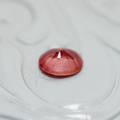 シルキーサファイア 0.63ct オーバルカット 5.5mm×4.6mm×2.7mm【MJ3154】