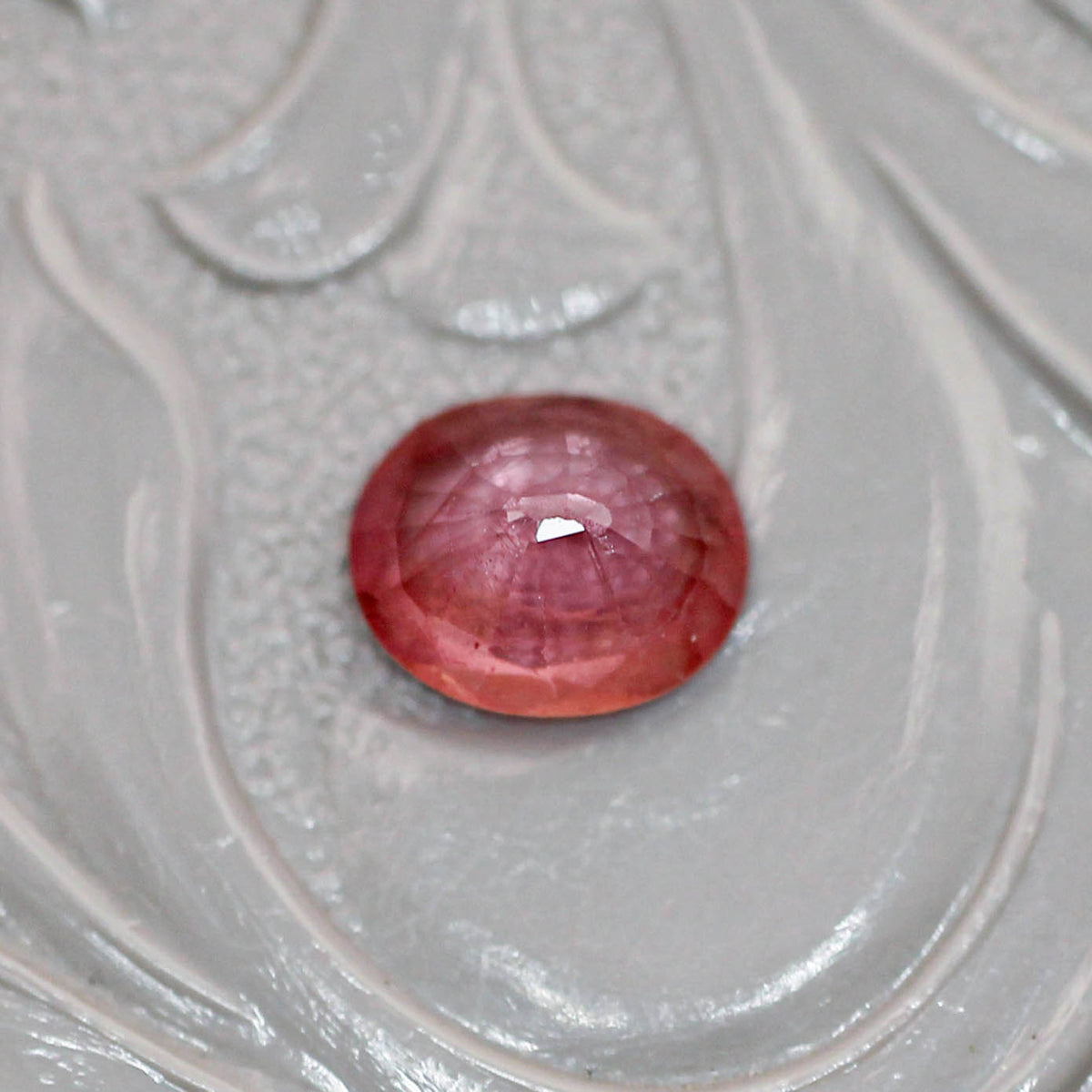 シルキーサファイア 0.63ct オーバルカット 5.5mm×4.6mm×2.7mm【MJ3154】