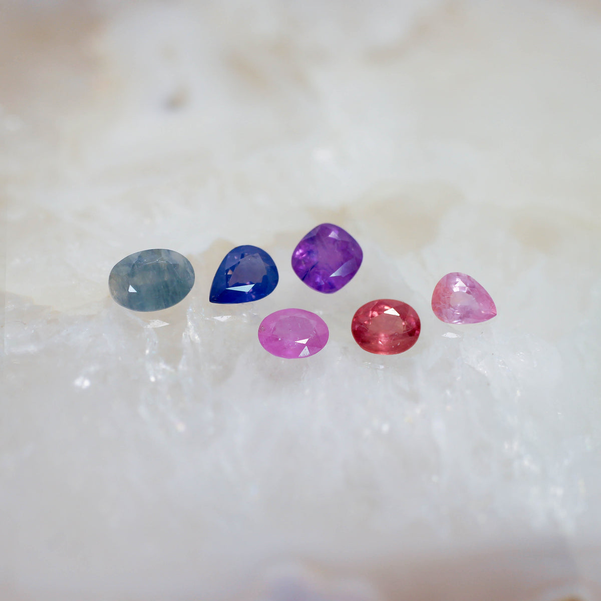 シルキーサファイア 0.63ct オーバルカット 5.6mm×4.7mm×2.5mm【MJ3153】