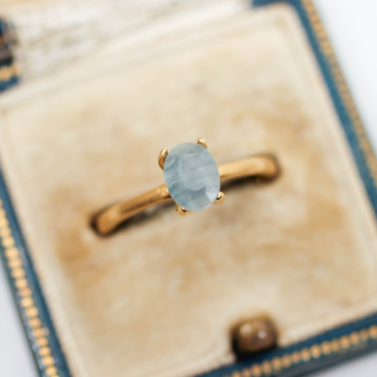 シルキーサファイア 1.06ct オーバルカット 7.1mm×5.0mm×3.4mm【MJ3150】