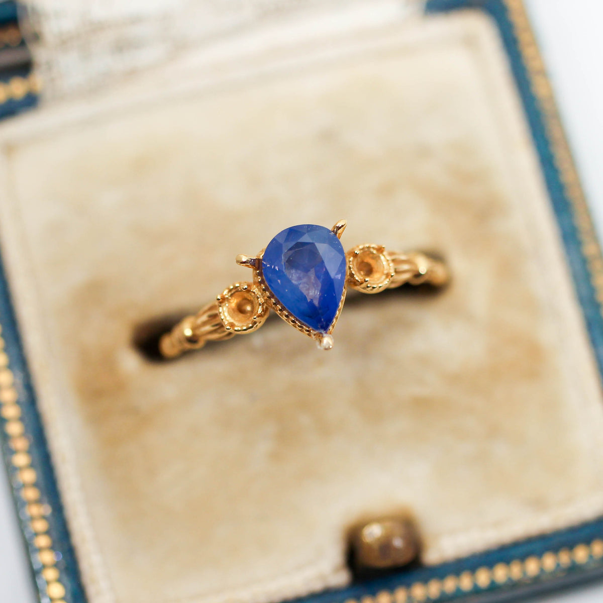 シルキーサファイア 0.66ct ペアシェイプカット 6.5mm×4.9mm×2.7mm【MJ3151】