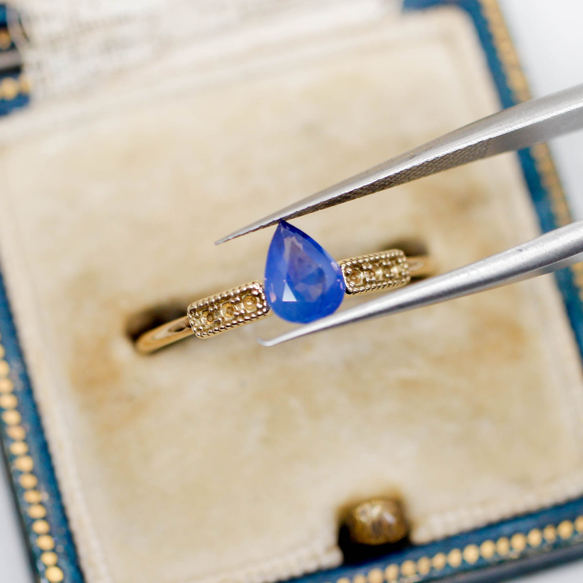 シルキーサファイア 0.66ct ペアシェイプカット 6.5mm×4.9mm×2.7mm【MJ3151】