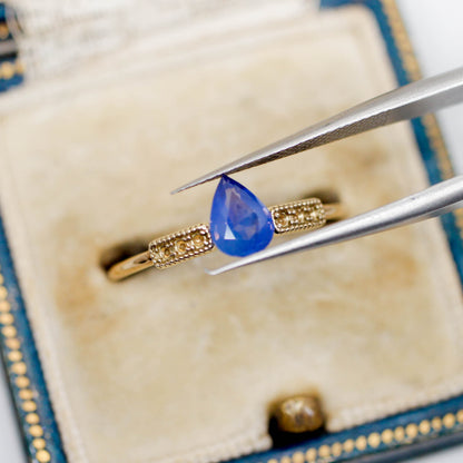 シルキーサファイア 0.66ct ペアシェイプカット 6.5mm×4.9mm×2.7mm【MJ3151】