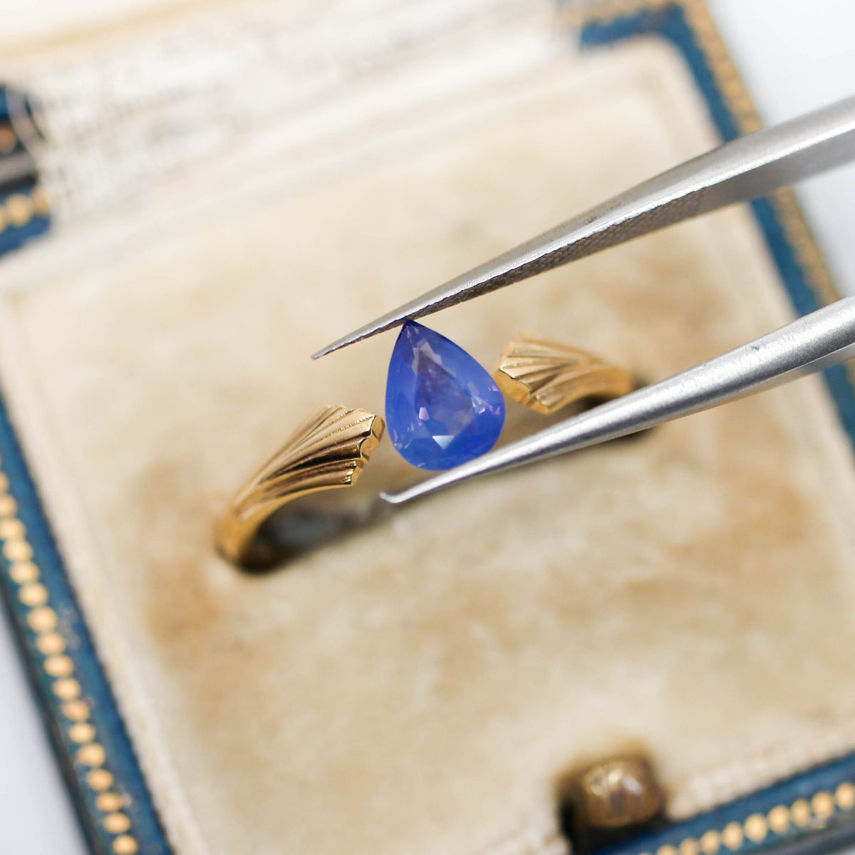 シルキーサファイア 0.66ct ペアシェイプカット 6.5mm×4.9mm×2.7mm【MJ3151】