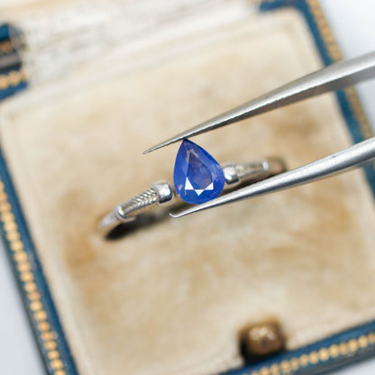 シルキーサファイア 0.66ct ペアシェイプカット 6.5mm×4.9mm×2.7mm【MJ3151】
