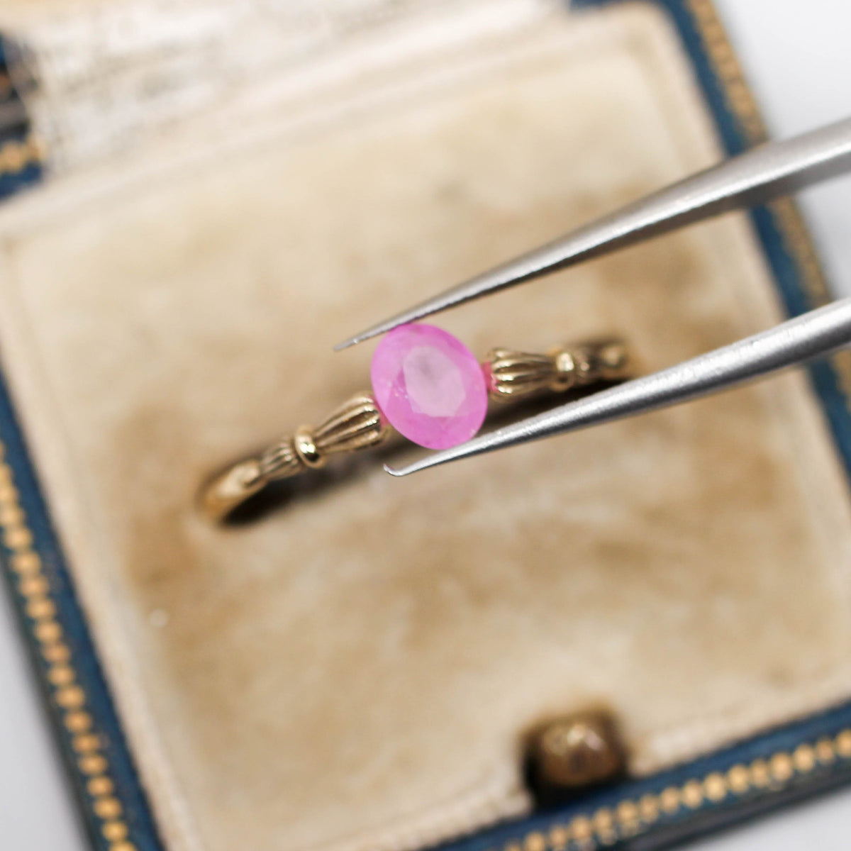 シルキーサファイア 0.63ct オーバルカット 5.6mm×4.7mm×2.5mm【MJ3153】