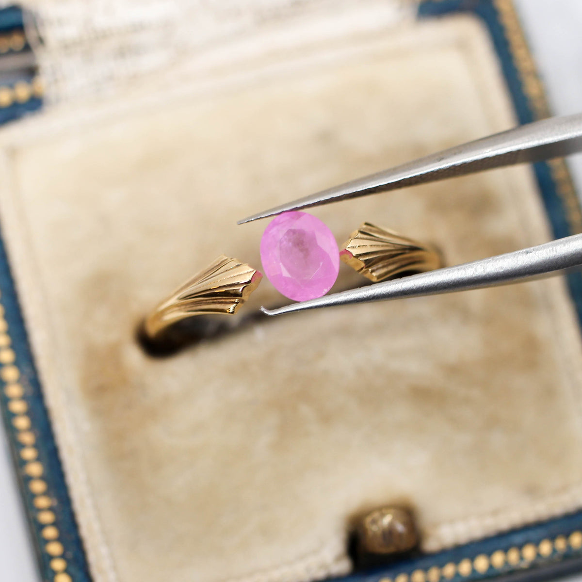 シルキーサファイア 0.63ct オーバルカット 5.6mm×4.7mm×2.5mm【MJ3153】