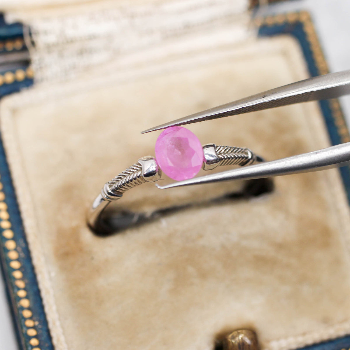 シルキーサファイア 0.63ct オーバルカット 5.6mm×4.7mm×2.5mm【MJ3153】