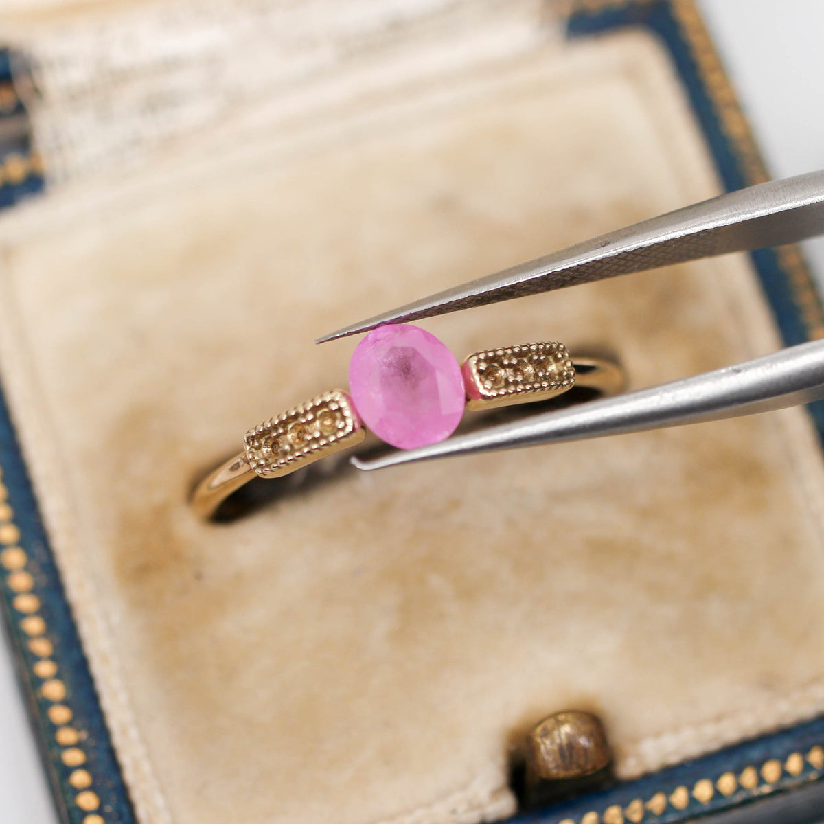 シルキーサファイア 0.63ct オーバルカット 5.6mm×4.7mm×2.5mm【MJ3153】
