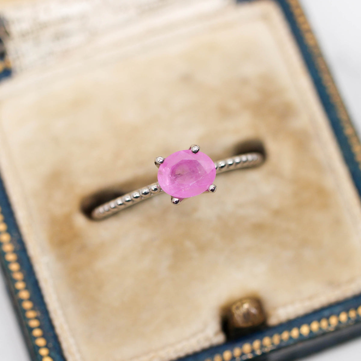 シルキーサファイア 0.63ct オーバルカット 5.6mm×4.7mm×2.5mm【MJ3153】