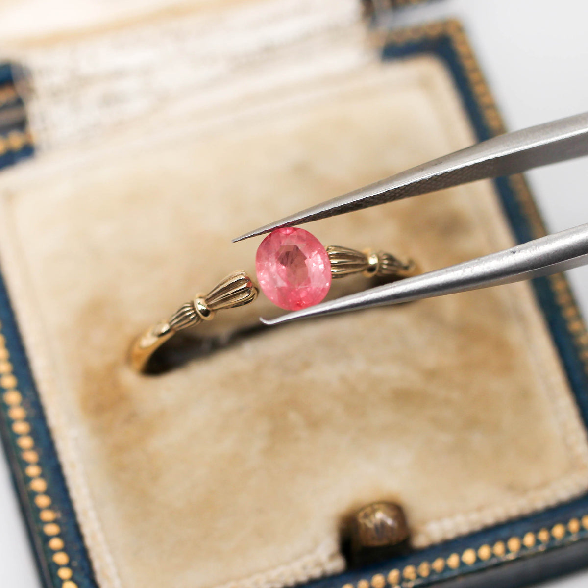 シルキーサファイア 0.63ct オーバルカット 5.5mm×4.6mm×2.7mm【MJ3154】