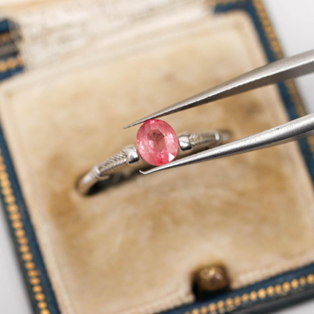 シルキーサファイア 0.63ct オーバルカット 5.5mm×4.6mm×2.7mm【MJ3154】