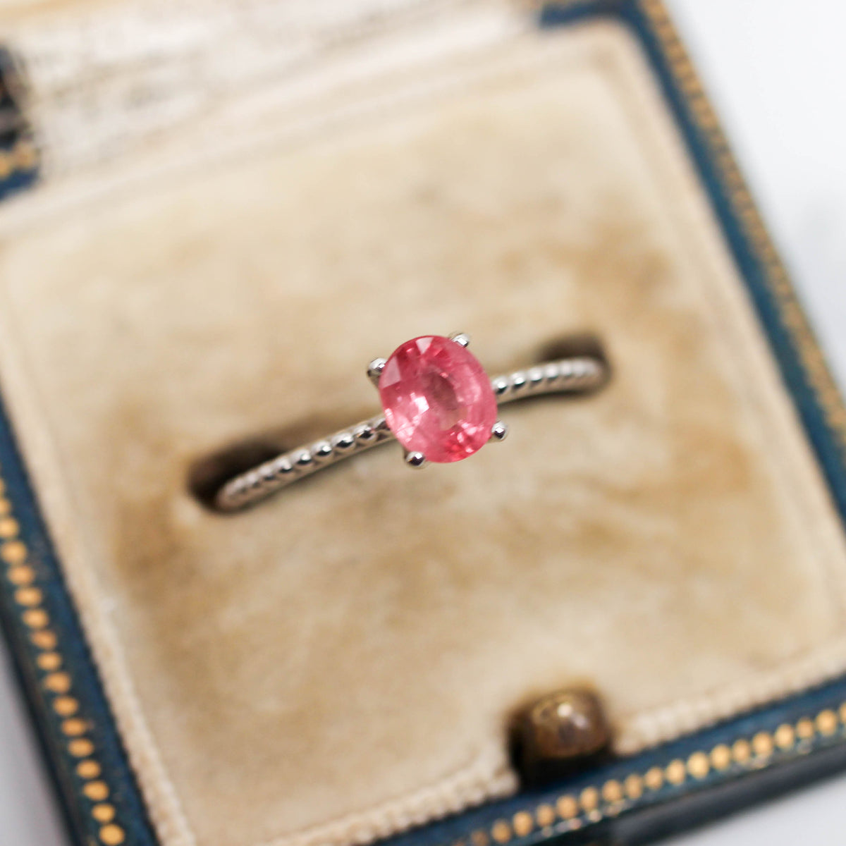 シルキーサファイア 0.63ct オーバルカット 5.5mm×4.6mm×2.7mm【MJ3154】