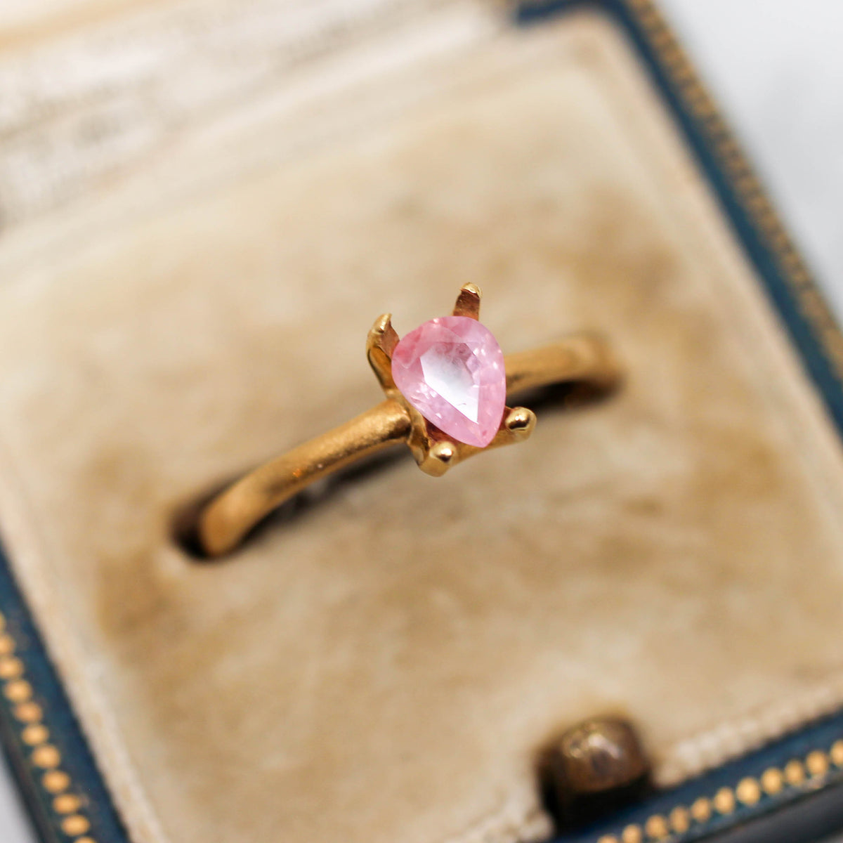 シルキーサファイア 0.52ct ペアシェイプカット 5.4mm×4.3mm×2.7mm【MJ3155】