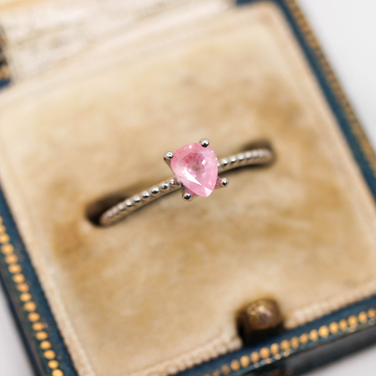シルキーサファイア 0.52ct ペアシェイプカット 5.4mm×4.3mm×2.7mm【MJ3155】