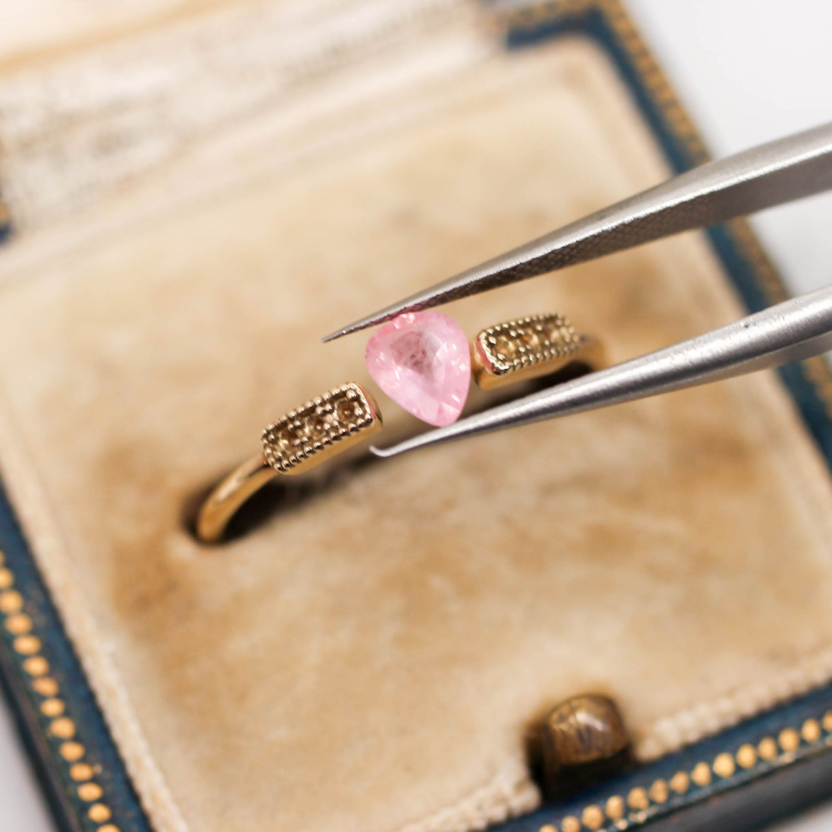 シルキーサファイア 0.52ct ペアシェイプカット 5.4mm×4.3mm×2.7mm【MJ3155】