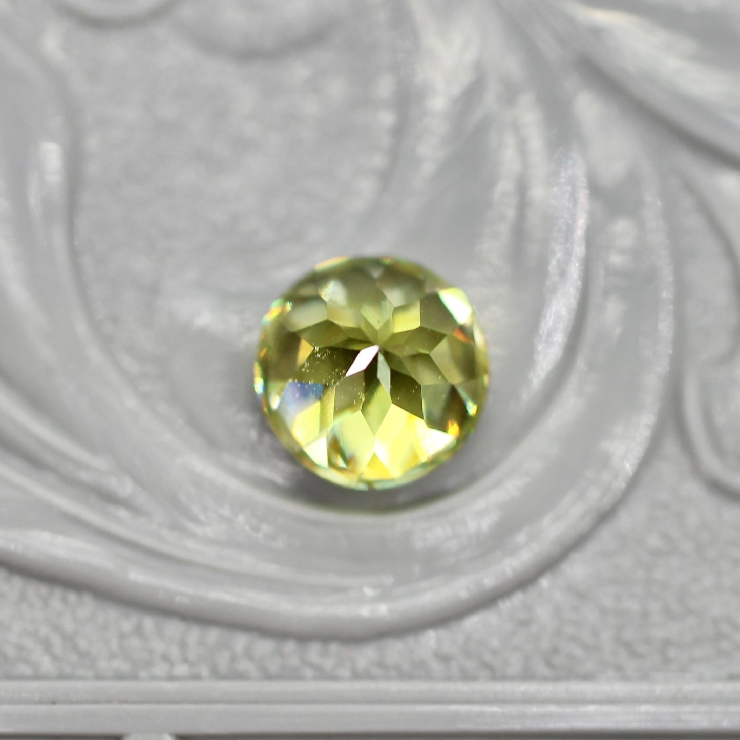 スフェーン 0.74ct ラウンドカット 4.9mm×4.9mm×3.4mm【MJ2721】