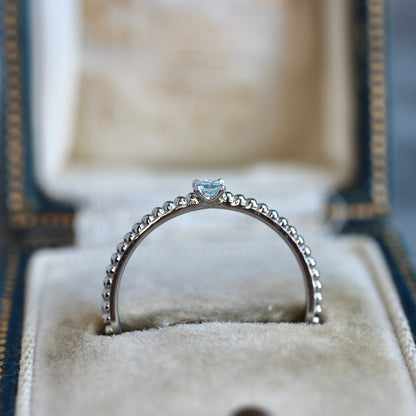 プリンセスカット アイスブルーダイヤモンド0.119ct 4本爪×ドットアーム Pt900 プラチナリング