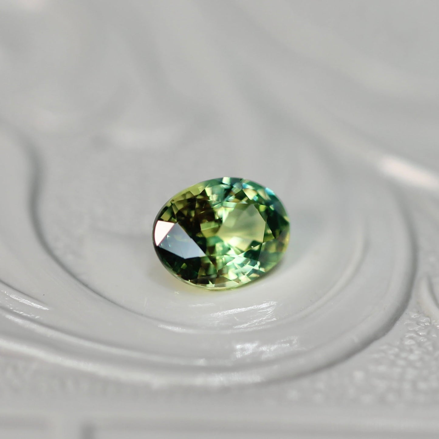 バイカラーサファイア 0.47ct オーバルカット 5.3mm×4.0mm×2.9mm【MJ2590】