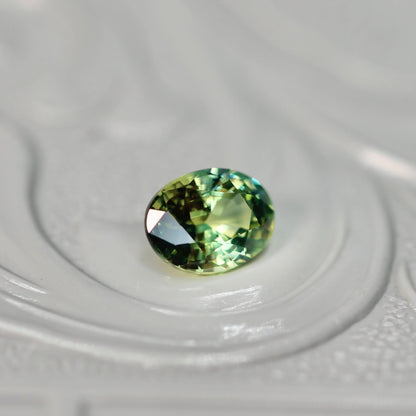 バイカラーサファイア 0.47ct オーバルカット 5.3mm×4.0mm×2.9mm【MJ2590】