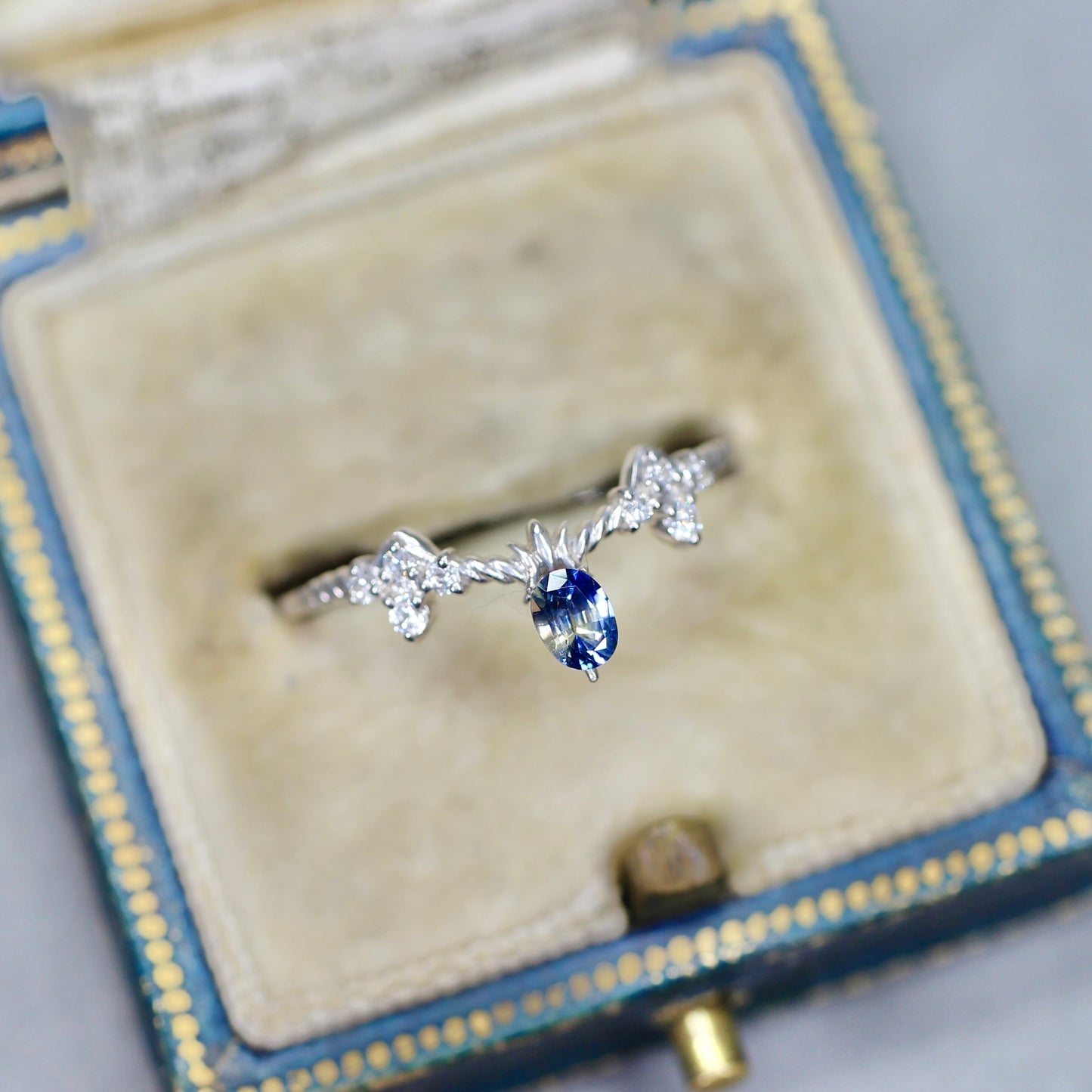 バイカラーサファイア 0.19ct オーバルカット 4.1mm×2.1mm×3.1mm【MJ2557】