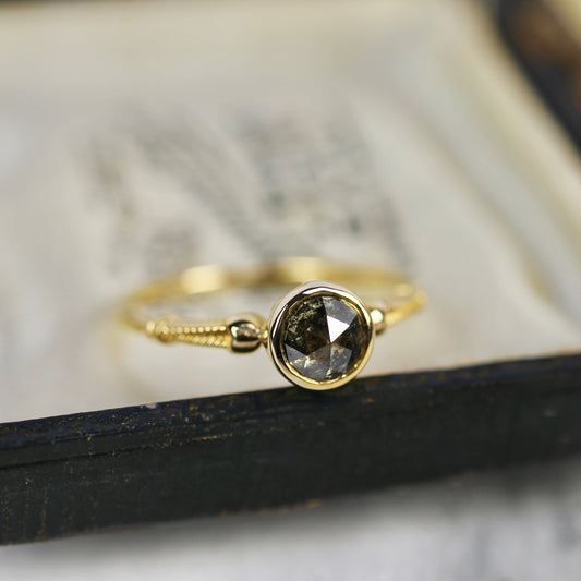 ソルトアンドペッパーダイヤモンド 0.6ct K10YG ラウンドローズカット フクリン(透かし)×ヘリンボーンアーム【MJ2842】