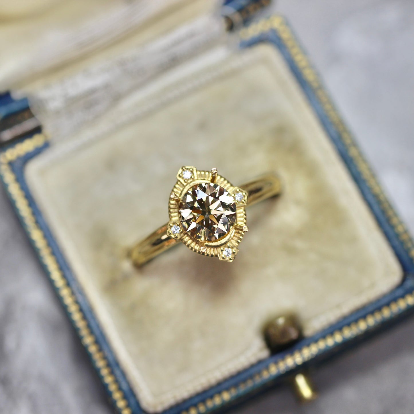 シャンパンブラウンダイヤモンド 0.895ct  VS-2  Excellent ラウンドブリリアントカット【MJ2678】