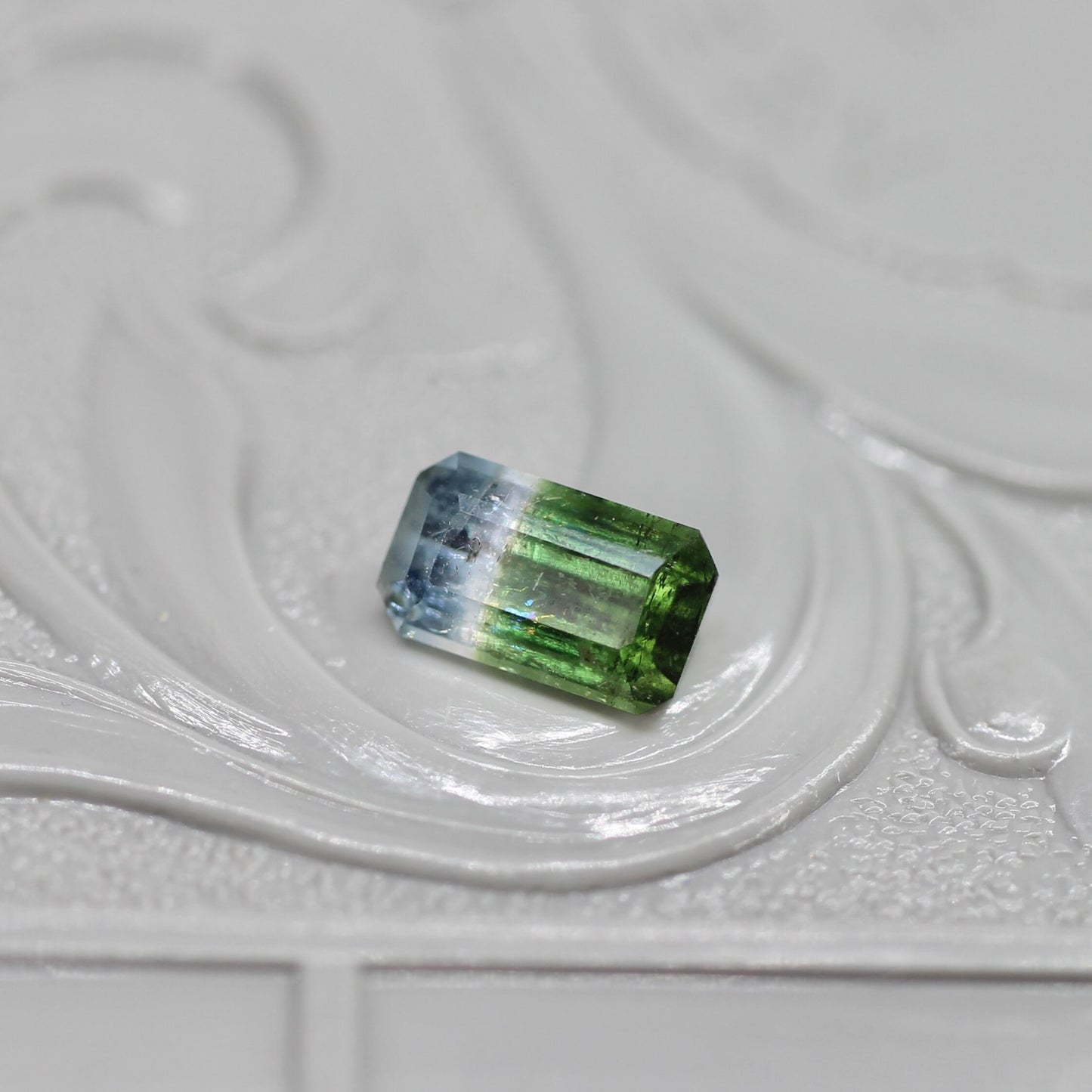 エメラルドカット バイカラートルマリン 0.65ct 6.1mm×3.5mm-2.5mm 【MJ2517】