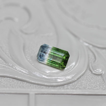 エメラルドカット バイカラートルマリン 0.65ct 6.1mm×3.5mm-2.5mm 【MJ2517】