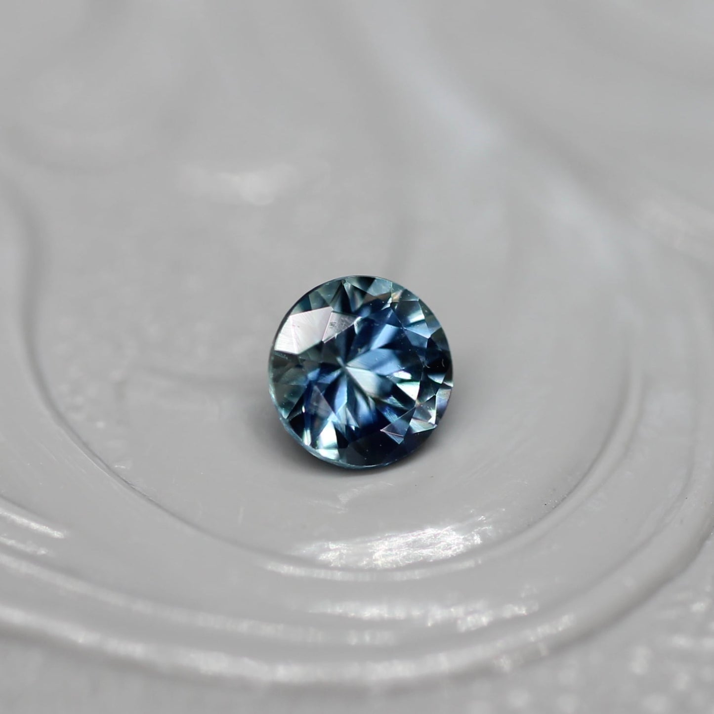 モンタナサファイア 0.25ct ラウンドカット 3.8mm×3.8mm×2.5mm アメリカ・モンタナ州産 勿忘草【MJ2599】