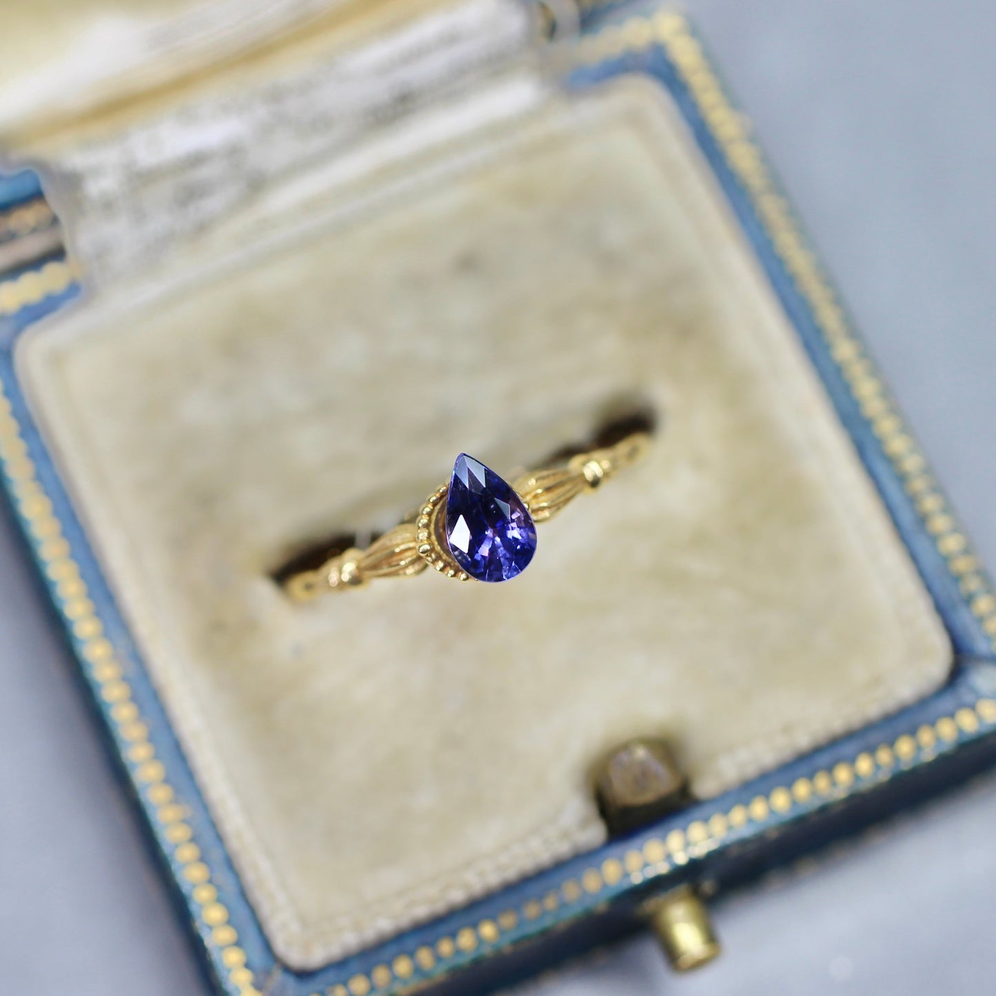 バイカラーサファイア 0.42ct ペアシェイプ 6.1mm×3.9mm×2.9mm【MJ2630】