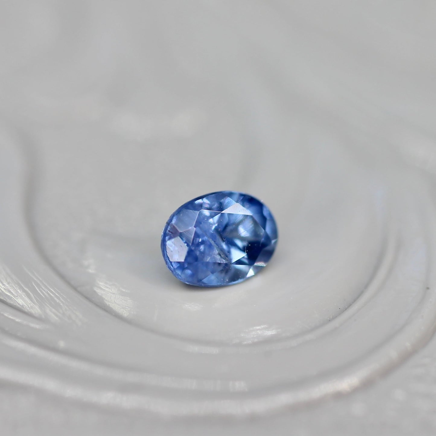 モンタナサファイア 0.22ct オーバルカット 3.6mm×2.6mm×1.9mm  【MJ2634】