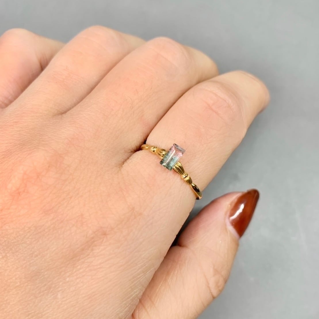 バイカラートルマリン 0.34ct 6mm×3.3mm 【MJ2424】