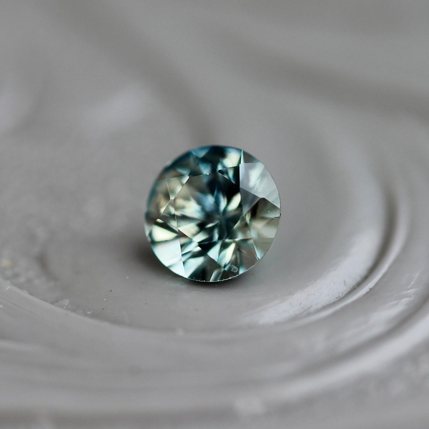 モンタナサファイア 0.25ct 3.7mm アメリカ・モンタナ州産  朝顔【MJ2426】