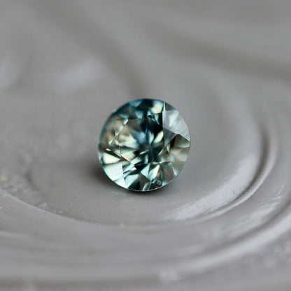 モンタナサファイア 0.25ct 3.7mm アメリカ・モンタナ州産  朝顔【MJ2426】