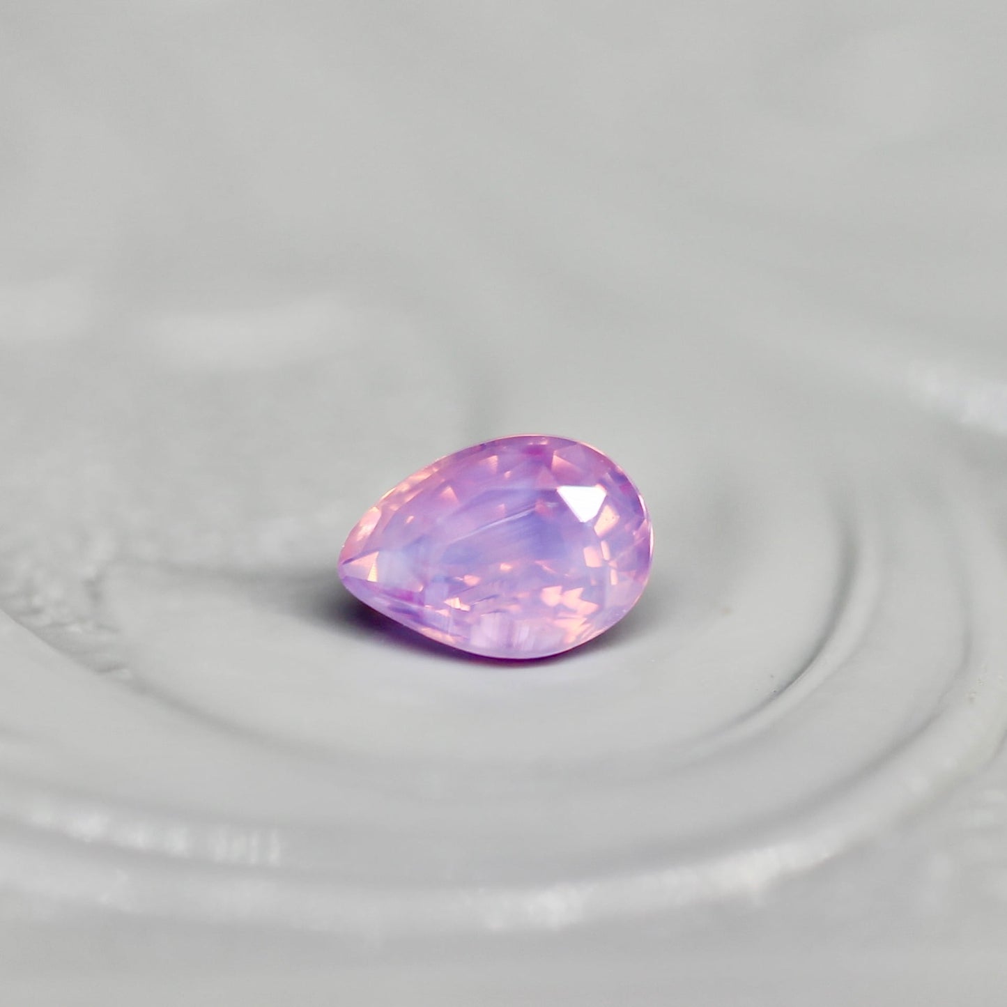 ペアシェイプカット シルキーパープルピンク バイカラーサファイア　0.20ct  3.7mm×2.6mm×1.9mm 【MJ2524】