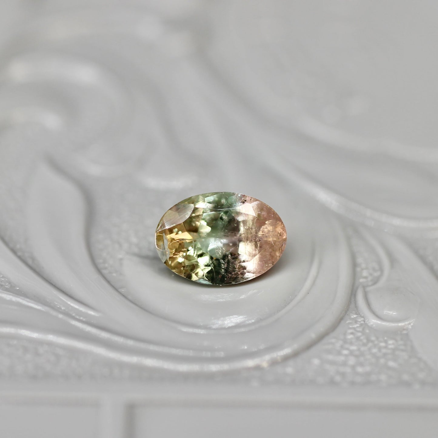 オーバルカット パーティーカラードトルマリン 0.61ct  6.4mm×4.4mm×2.6mm【MJ2568】