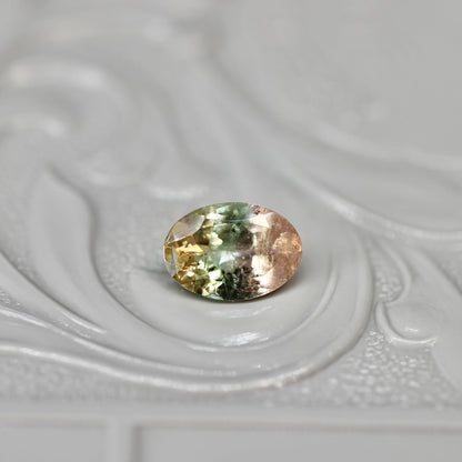 オーバルカット パーティーカラードトルマリン 0.61ct  6.4mm×4.4mm×2.6mm【MJ2568】