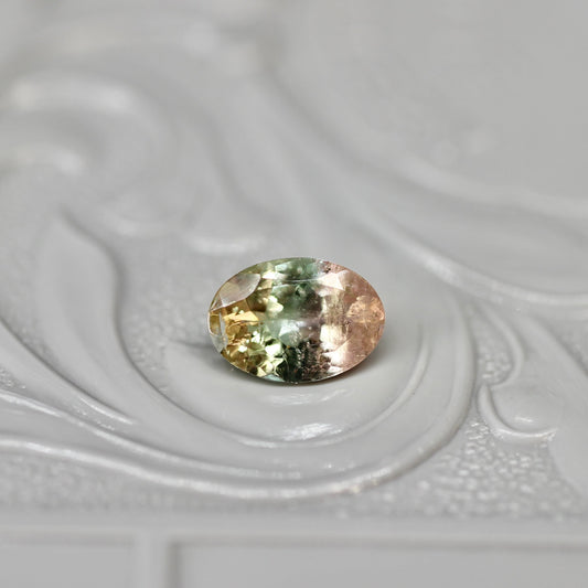 オーバルカット パーティーカラードトルマリン 0.61ct  6.4mm×4.4mm×2.6mm【MJ2568】