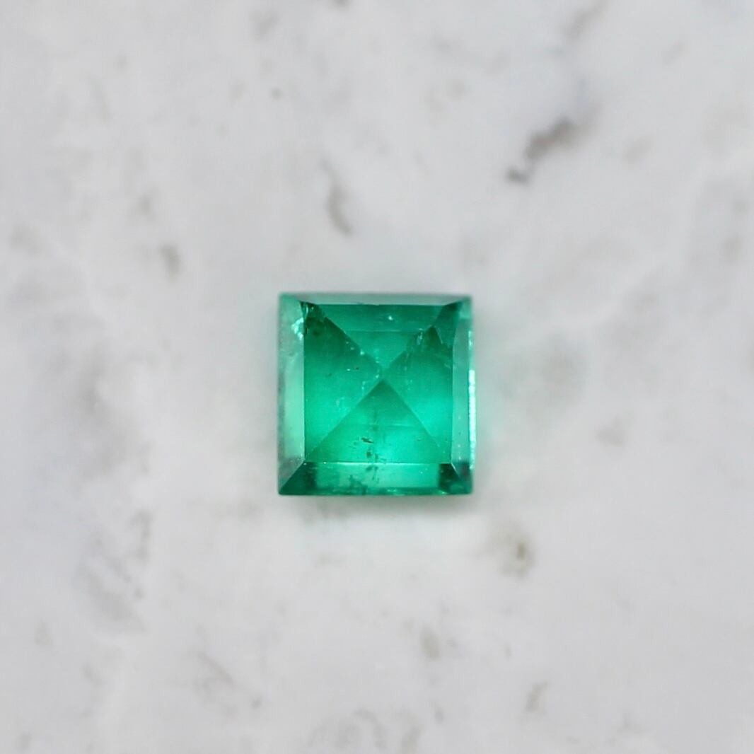 エメラルド 0.13ct スクエアカット 3.0mm×3.0mm×2.2mm【MJ2674】
