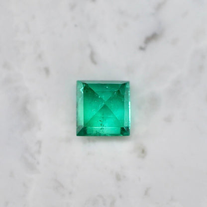 エメラルド 0.13ct スクエアカット 3.0mm×3.0mm×2.2mm【MJ2674】