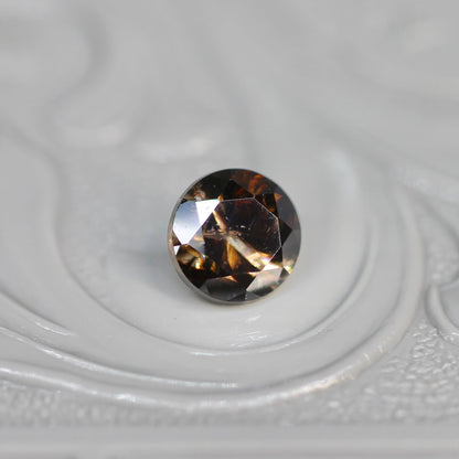 ラウンドカット バイカラーキャシテライト 1.23ct 4.7mm×4.7mm×3.2mm【MJ2617】