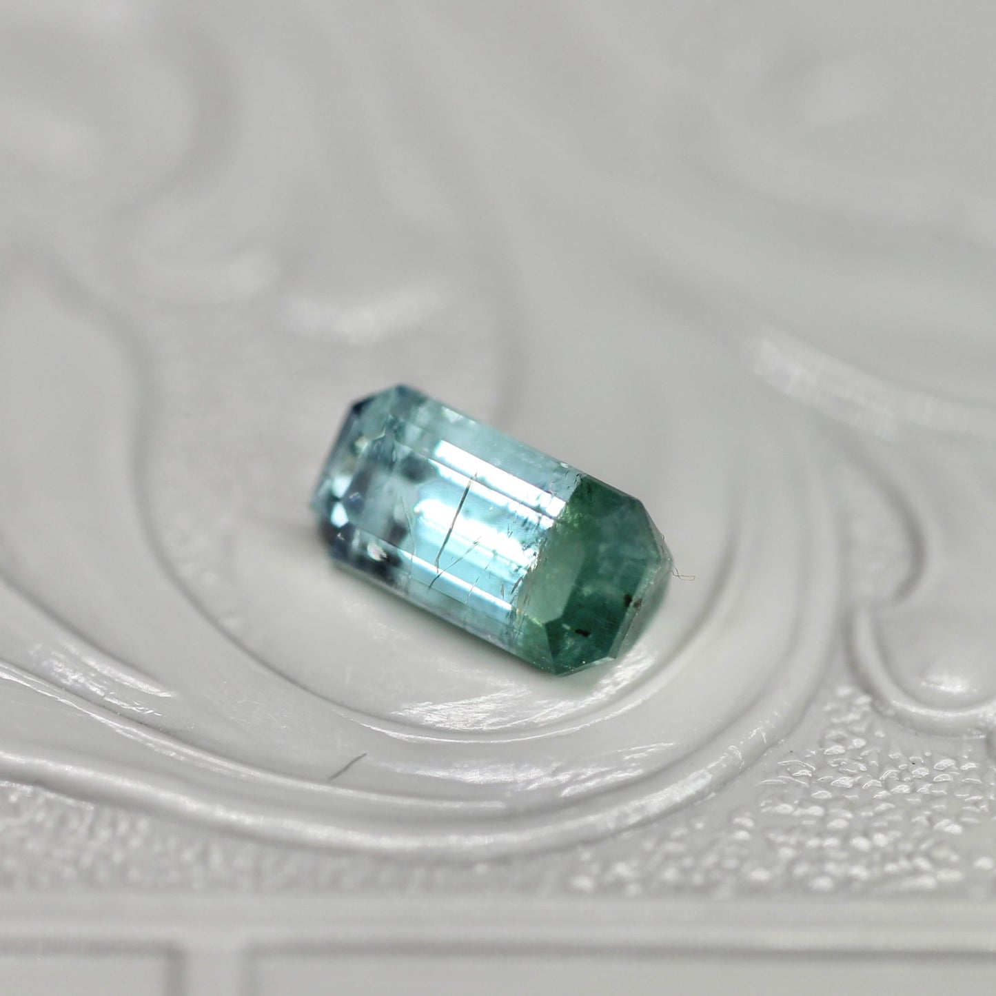 バイカラートルマリン 0.76ct エメラルドカット 7.1mm×3.7mm×3.3mm【MJ2652】