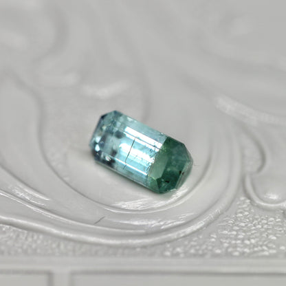 バイカラートルマリン 0.76ct エメラルドカット 7.1mm×3.7mm×3.3mm【MJ2652】