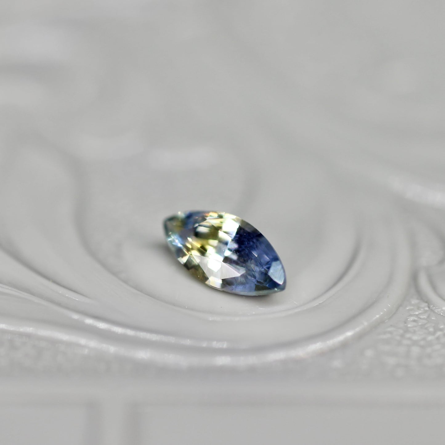 マーキスカット バイカラーサファイア 0.29ct  5.7mm×2.4mm×1.7mm【MJ2542】