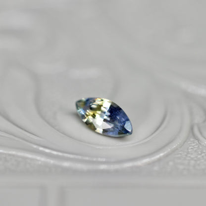 マーキスカット バイカラーサファイア 0.29ct  5.7mm×2.4mm×1.7mm【MJ2542】
