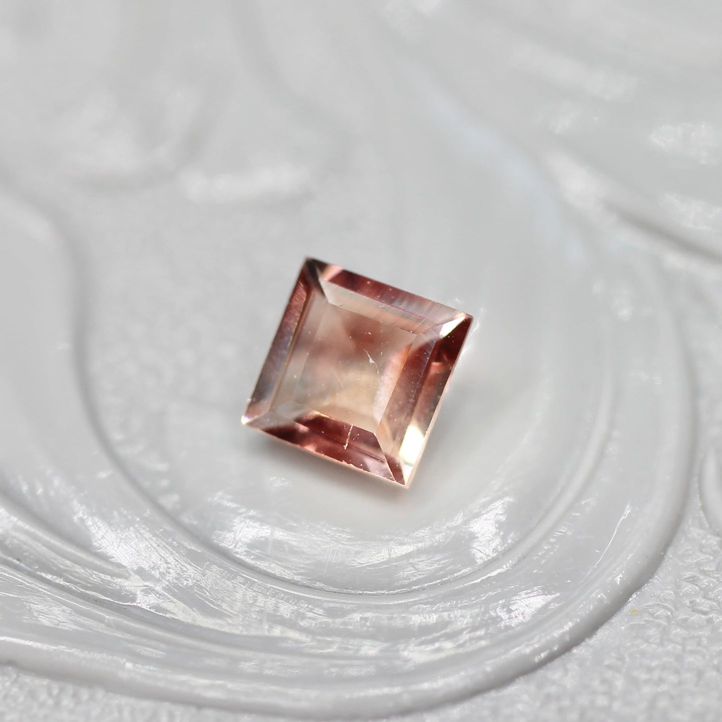 バイカラーラブラドライト 0.30ct スクエアカット 4.3mm×4.2mm×2.5mm【MJ2696】