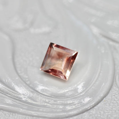 バイカラーラブラドライト 0.30ct スクエアカット 4.3mm×4.2mm×2.5mm【MJ2696】