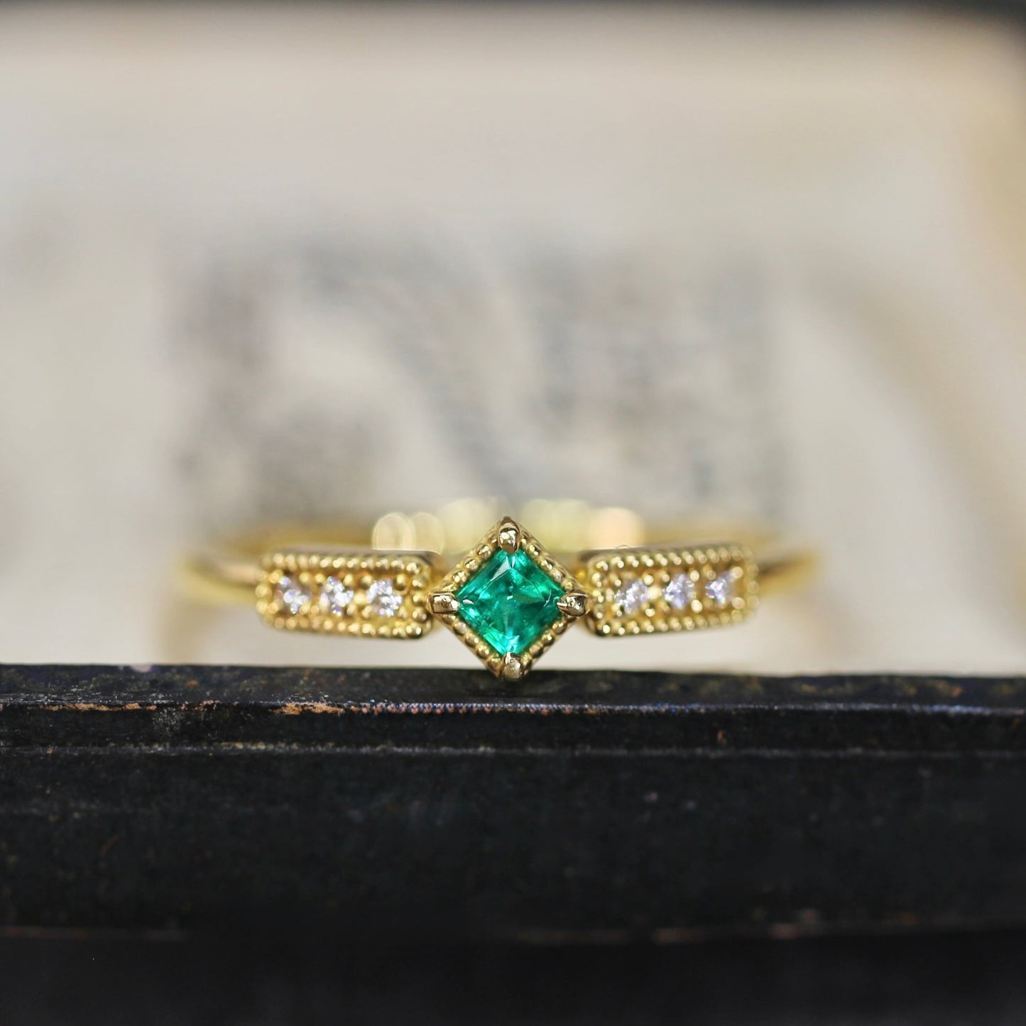 エメラルド 0.07ct ダイヤモンド 計0.03ct プリンセスカット K18YG ミルフレーム×シグナルアーム【MJ2848】