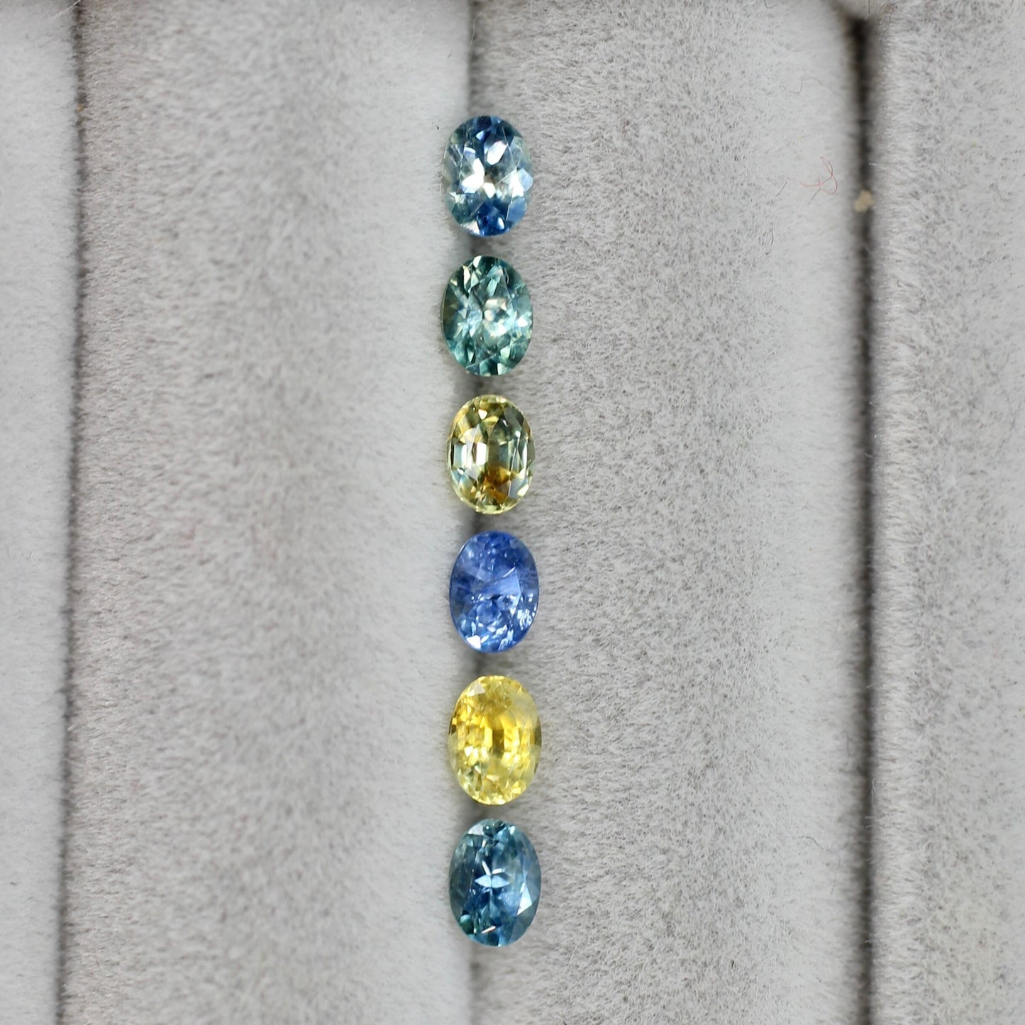 モンタナサファイア 0.21ct オーバルカット 3.8mm×2.7mm×1.5mm 【MJ2632】